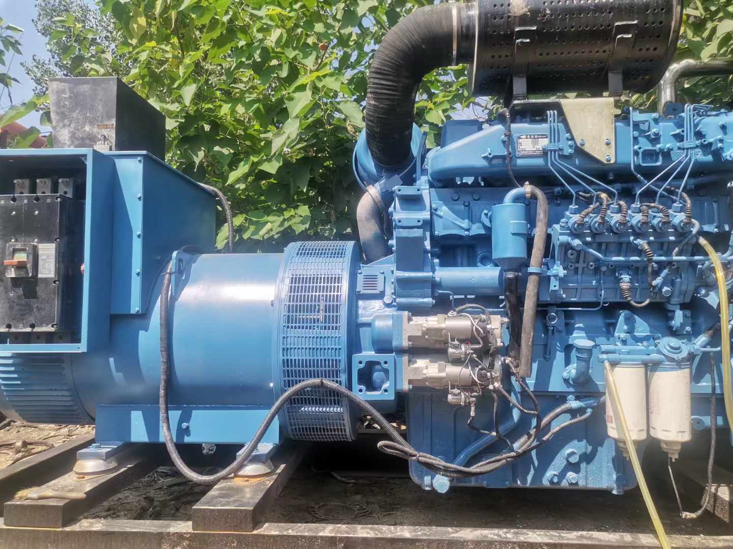 加查详细说明降低 800kW 柴油发电机输出电流波动的方法