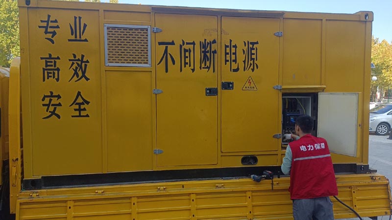 加查柴油发电机组和UPS电源配合使用时，如何避免切换过程中的电力中断？